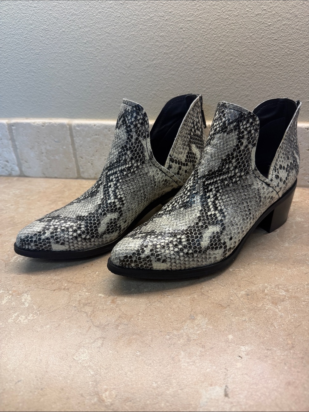 Blondo Snake Skin Print Boots Sz8